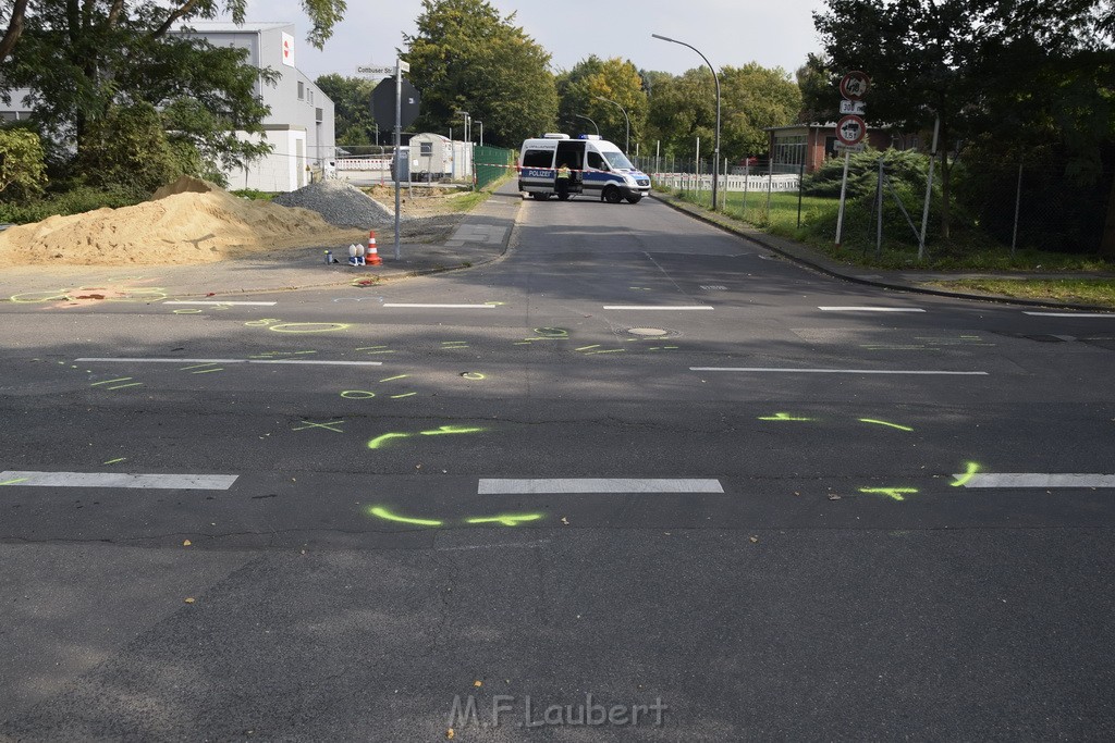 Schwerer Krad PKW Unfall Koeln Muelheim Am Springborn Cottbuserstr P183.JPG - Miklos Laubert